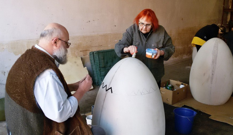 Obří kraslice vyzdobí Hlubokou nad Vltavou.