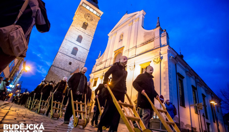 Tradiční velikonoční hrkání v Českých Budějovicích.