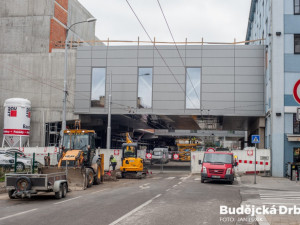 V Pekárenské ulici se obnovuje provoz MHD. A v Rožnově zprovozňují nové zastávky