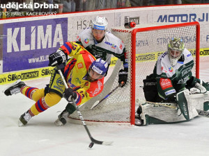 Jihočeši hráli pohledný ofenzivní hokej. Na snímku obchází Honzíkovu branku Filip Vlček, brání ho Denis Kindl