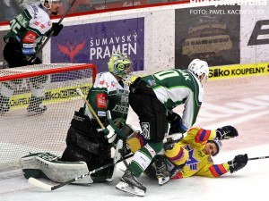 Karlovarský Tomáš Dvořák složil k ledu Ondřeje Šulka nedovoleným způsobem
