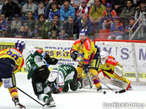 Souboj kapitánů obou celků Filipa Nováka a Václava Skuhravého skončil ve druhé třetině faulem domácího hráče