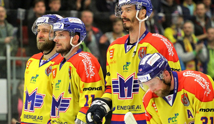 Strůjci motoráckého úspěchu. Zleva střelci Tomáš Vak a Miloslav Čermák, vedle nich asistenti Žiga Pavlin a Štěpán Hřebejk