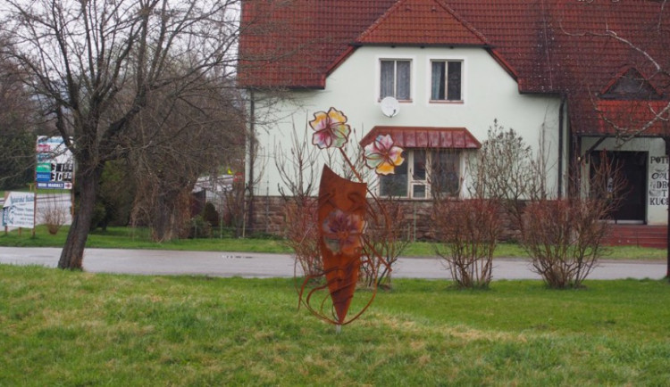 Návštěvníky Černé v Pošumaví vítají dvě nové kovové sochy