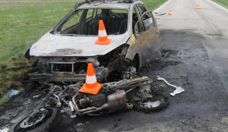 Požár zničil oba stroje. Foto: Policie ČR