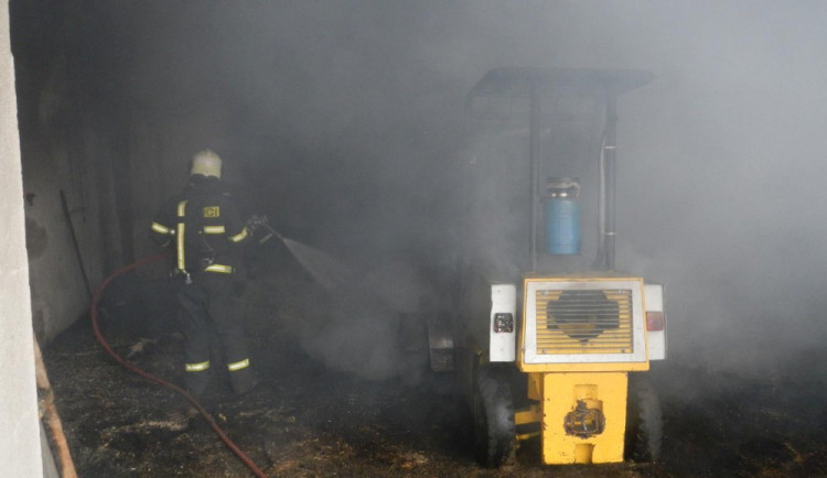 V Třeboni hořel vysokozdvižný vozík. Škoda je přes milion