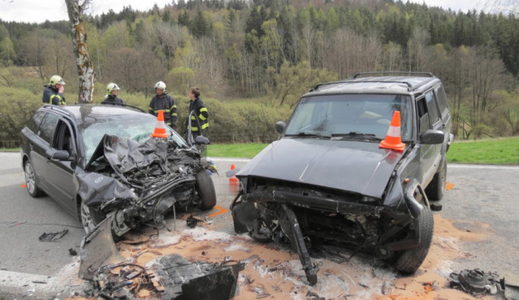 Čelní nehoda dvou vozidel na Českokrumlovsku se naštěstí obešla bez ztráty na životě