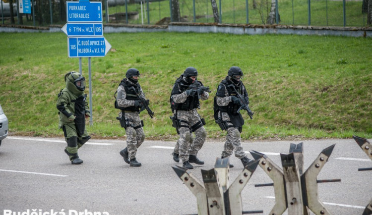 Čtyři dny cvičily dvě stovky vojáků, policistů a specialistů společnosti ČEZ ochranu Jaderné elektrárny Temelín proti teroristickému útoku.