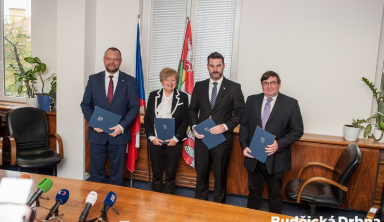 Nová krajská koalice na obzoru. ČSSD, Jihočeši 2012, KDU-ČSL a Pro Jižní Čechy podepsaly memorandum