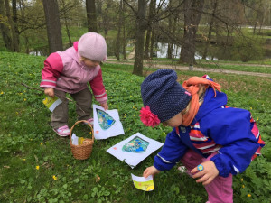 V parku děti hledaly schované indicie.