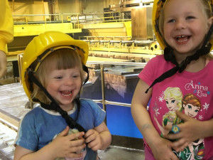 Fotografování s helmou byla pro děti pěkná zábava.