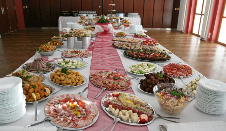 Kuchyně a cukrárna zajišťují i catering na akcích pořádaných nemocnicí.  Foto je z rautu.