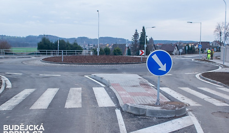 Okružní křižovatka v Novém Roudném.