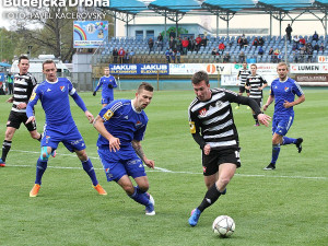 Lukáš Matějka prochází přes Mešaninova. Jeho následná střela ale gólem neskončila