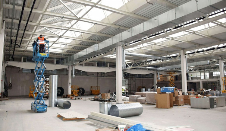 Nová výrobní hala českobudějovické společnosti  Kern-Liebers CR je před dokončením.