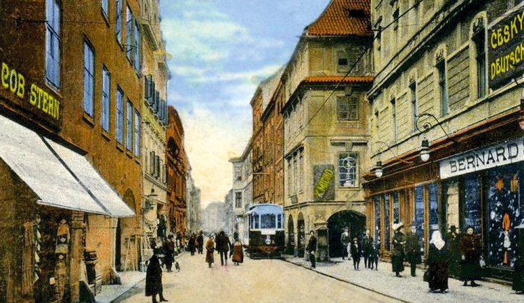 Krajinská třída v záběru od náměstí před rokem 1925.