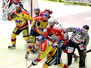 Hráči Motoru a Pardubic po vhazování v domácím útočném pásmu