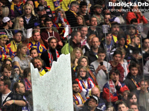 Plexisklo za brankou po kontaktu s pukem odpáleným Filipem Novákem