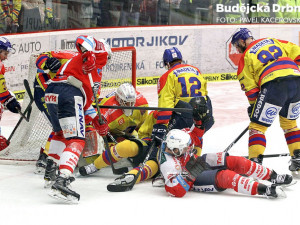 Závar před budějckou klecí během první třetiny. V hlavní roli atakující Beran a Schaus (ležící)