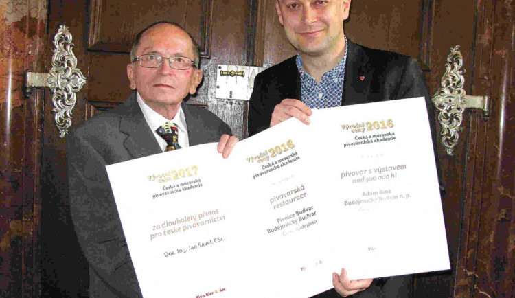 Výroční ceny za rok 2016 získali sládek Budějovického Budvaru Adam Brož (vpravo), vedoucí výzkumu a vývoje Budějovického Budvaru Jan Šavel a pivnice Budvar.