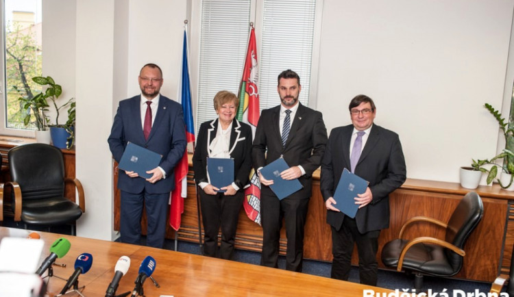 Vznikající jihočeská koalice ČSSD, Jihočeši 2012, KDU-ČSL a Pro Jižní Čechy podepsaly memorandum.