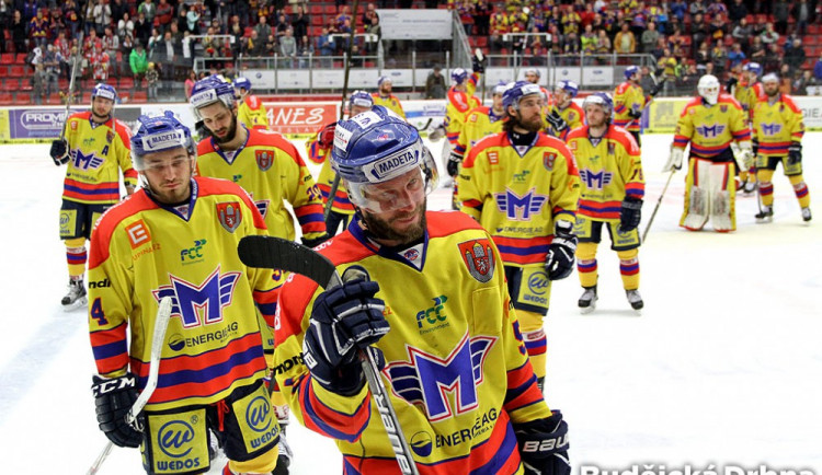 Motoráci opouštěli kluziště se slzami v očích