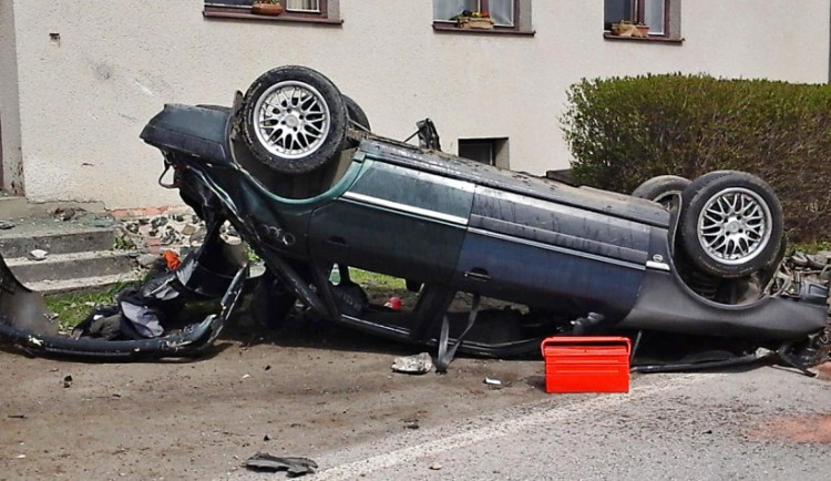 Řidič narazil s autem do schodů a převrátil ho na střechu