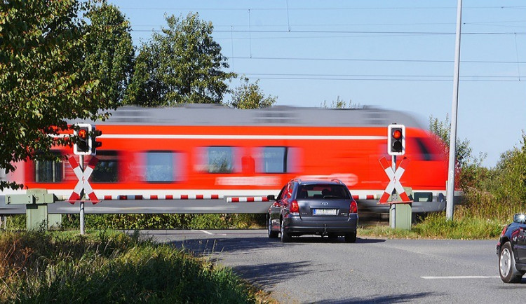 Údržba tratě uzavře na dva dny železniční přejezd v Hrdějovicích