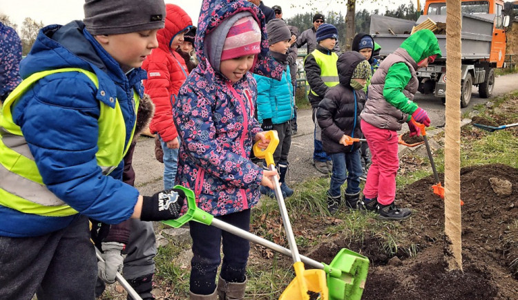 Na výsadbě stromů ve Vodňanech se podílely i místní děti.