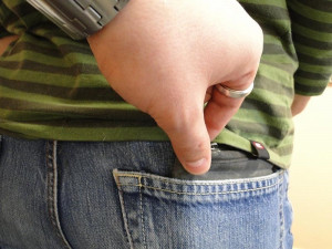 Zloděj sáhl ženě do kabelky a ukradl jí peněžku i s doklady a platební kartou