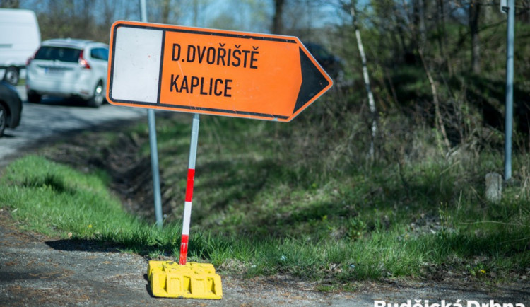 Plánovaná rekonstrukce na týden uzavřela železniční přejezd v Kaplici Nádraží.