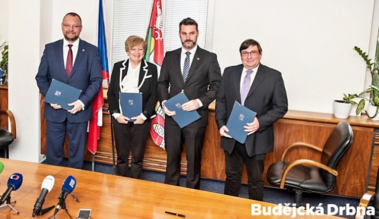 Nová jihočeská koalice ve složení ČSSD, KDU-ČSL, Jihočeši 2012 a Pro Jižní Čechy, podepíše kve středu koaliční smlouvu.