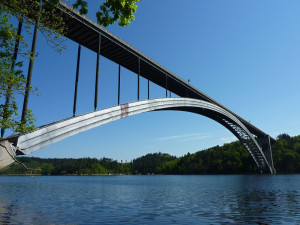 Žďákovský most je největším ocelovým obloukovým mostem v České republice. Byl zprovozněn před půl stoletím