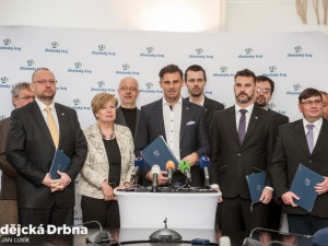 Zleva Jan Bartošek, budoucí hejtmanka Ivana Stráská, končící hejtman Jiří Zimola, Jiří Švec a Pavel Hroch