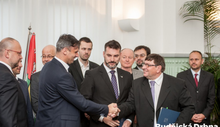 Úsměvy jsou na místě. Jednání o nové koalici byla rychlá