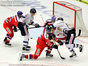 Finská střela letí kolem Koláře, vpravo Juhamatti Aaltonen