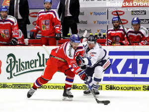 Jediný Jihočech v českém mužstvu Jan Kovář v souboji s Lasse Kukkonenem