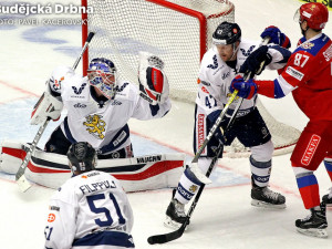 Po dvou třetinách platil bezbrankový stav. Velký podíl na tom měli oba gólmani. Na snímku semafor Joonase Korpisala