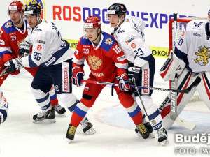 Sergej Plotnikov číhá před finskou brakou, pečlivě střežený Joonasem Kemppainenem