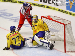 Jan Kovář vyrovnává v prostřední části hry na 3:3. Victor Hedman pouze přihlíží