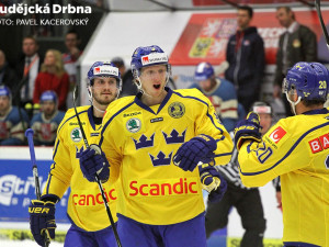 Nejlepším hráčem Švédska byl vyhlášen střelec dvou branek, obránce Dallasu Stars John Klingberg (uprostřed). Zápas ale nedohrál