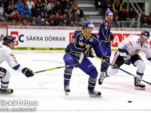 Victor Rask v útočném výpadu mezi Hintzem a Puljujärvim