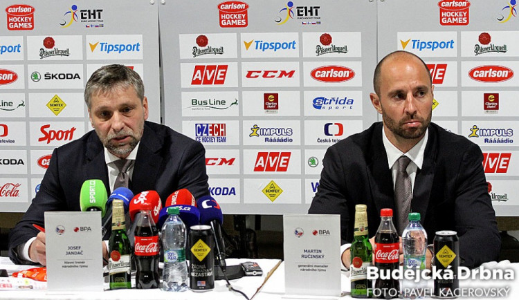 Trenér hokejového národního týmu České republiky Josef Jandač (vlevo) a generální manažer reprezentace Martin Ručinský při nominační tiskové konferenci