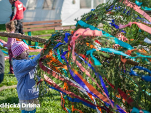 Májku je potřeba pořádně ozdobit.