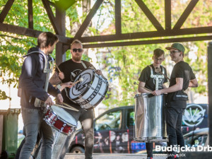 Slet čarodějnic před českobudějovickou Slavií.