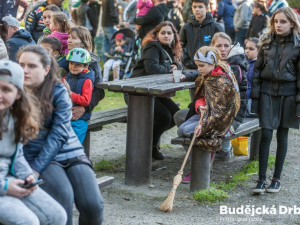 Slet čarodějnic před českobudějovickou Slavií.