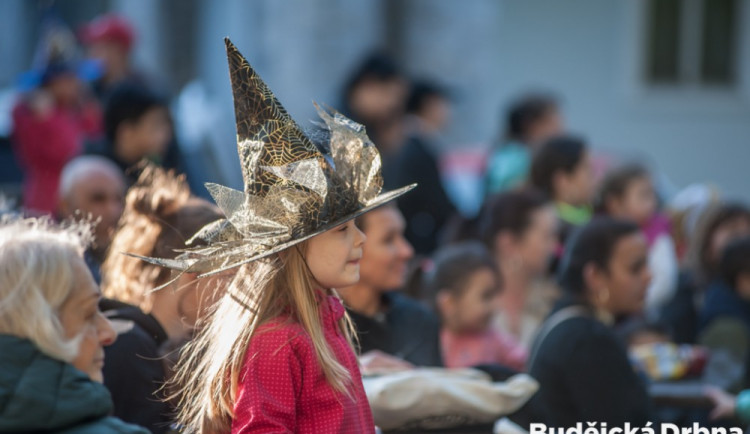 Slet čarodějnic před českobudějovickou Slavií.