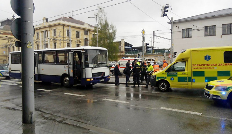 U nádraží srazil autobus mladou ženu. Policie žádá svědky dopravní nehody o pomoc