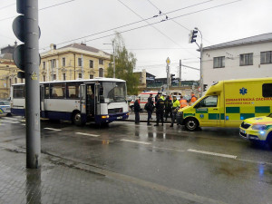 U nádraží srazil autobus mladou ženu. Policie žádá svědky dopravní nehody o pomoc