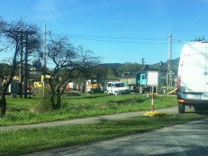 Skončila oprava kaplického železničního přejezdu. Změny umožní rychlejší průjezd vlaků